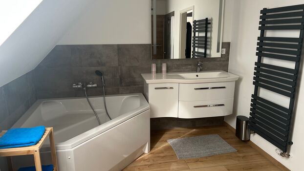 Badezimmer mit Badewanne -