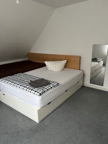 Schlafzimmer mit Doppelbett 