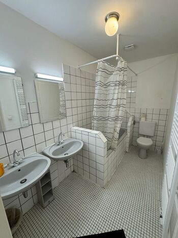 Badezimmer mit Badewanne