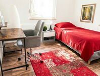 Einzelzimmer mit Schreibtisch