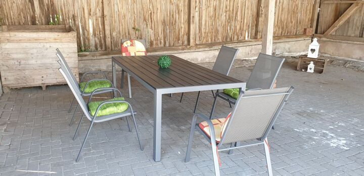 Große Terrasse mit Überdachung und Grill