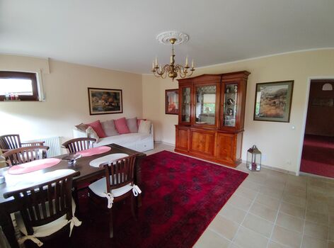 Wohnzimmer mit Schlafcouch mit zwei Ebenen