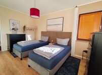 Schlafzimmer mit zwei Einzelbetten