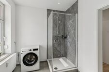 Design Bad mit Dusche und Waschmaschine 