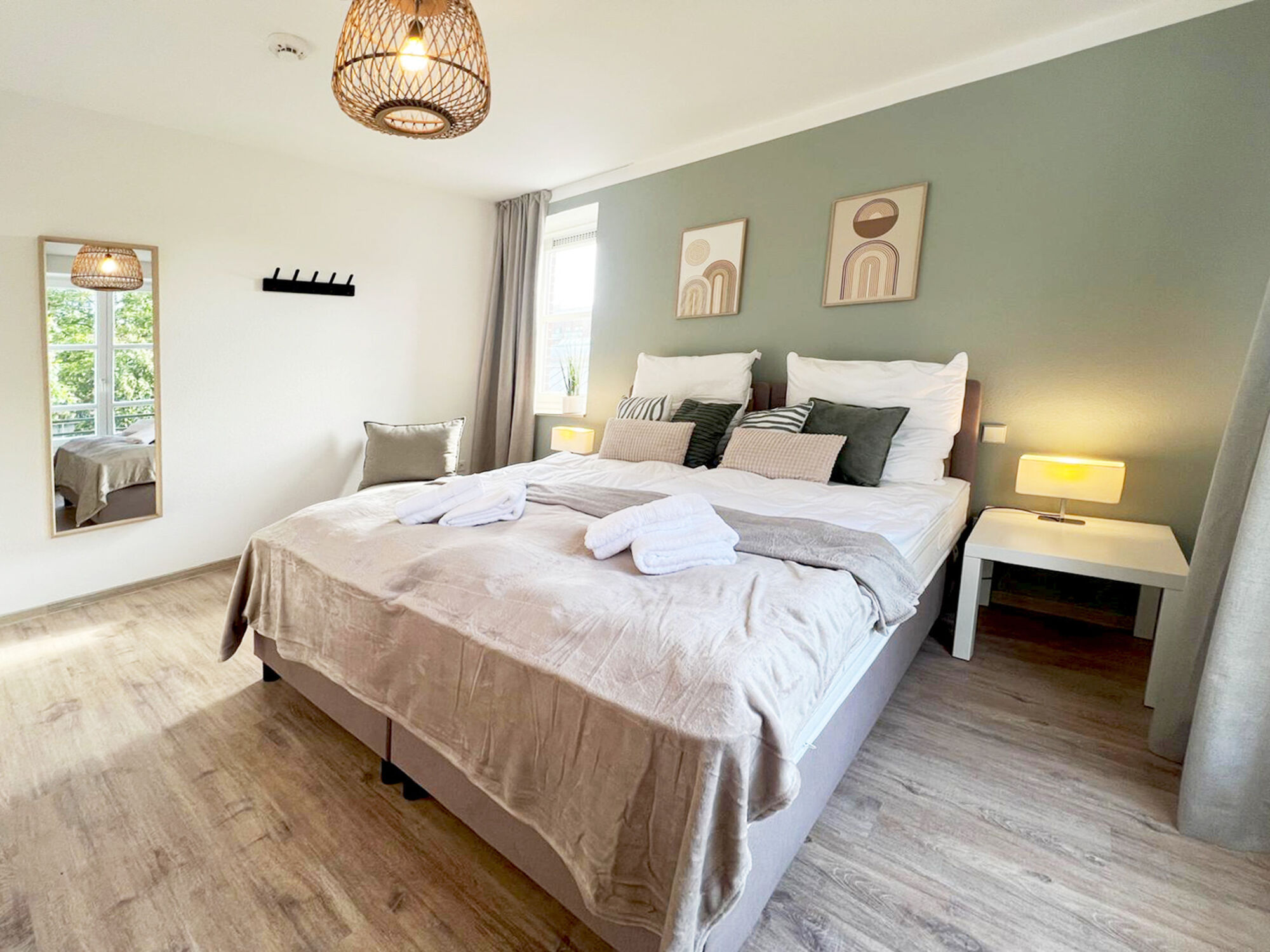 Schlafzimmer 01 mit komfortablem Hotel-Doppelbett. Auf Wunsch kann dies in 2 Einzelbetten gestellt werden.