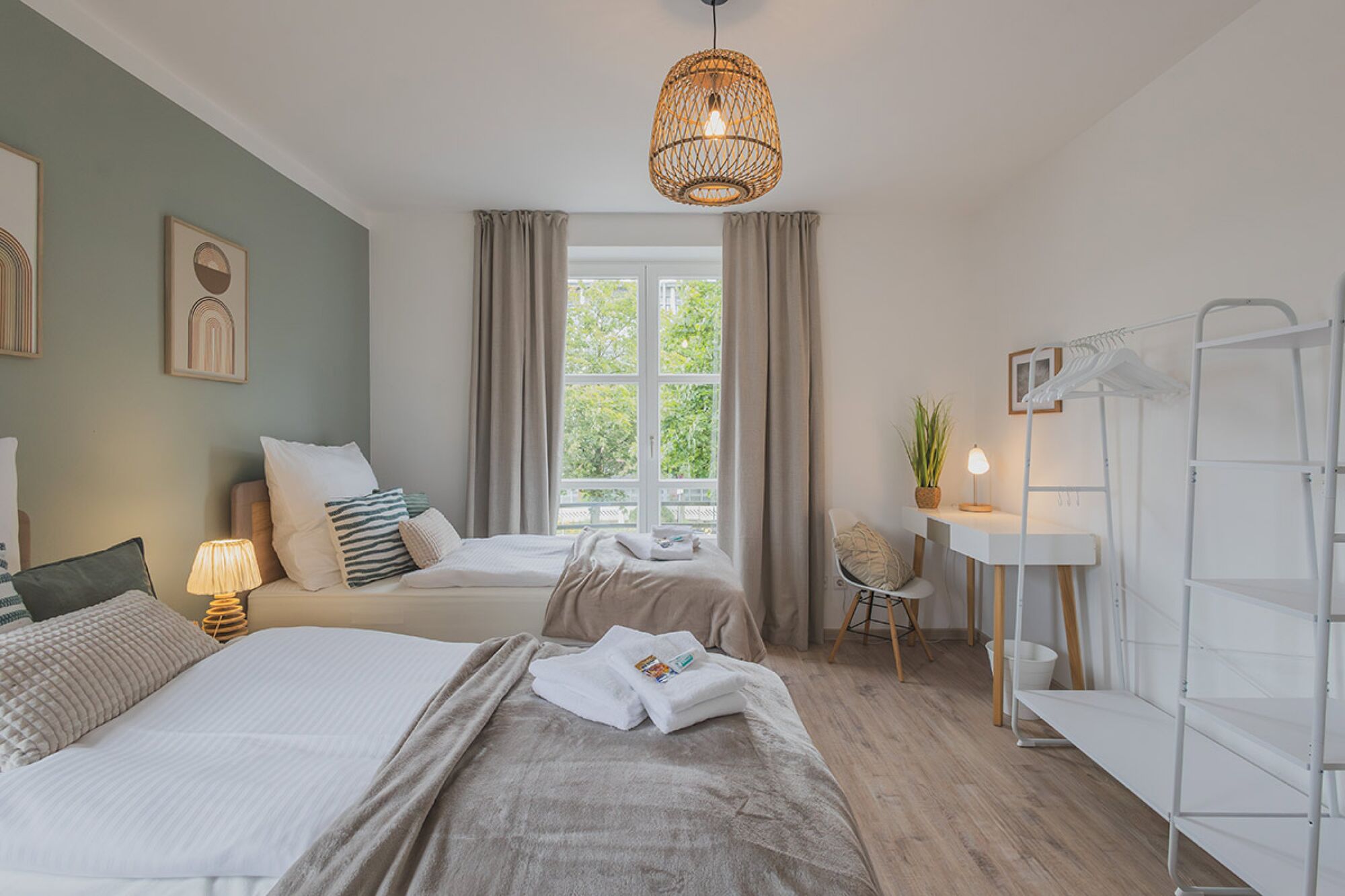 Schlafzimmer 01 mit komfortablem Hotel-Doppelbett. Auf Wunsch kann dies in 2 Einzelbetten gestellt werden.