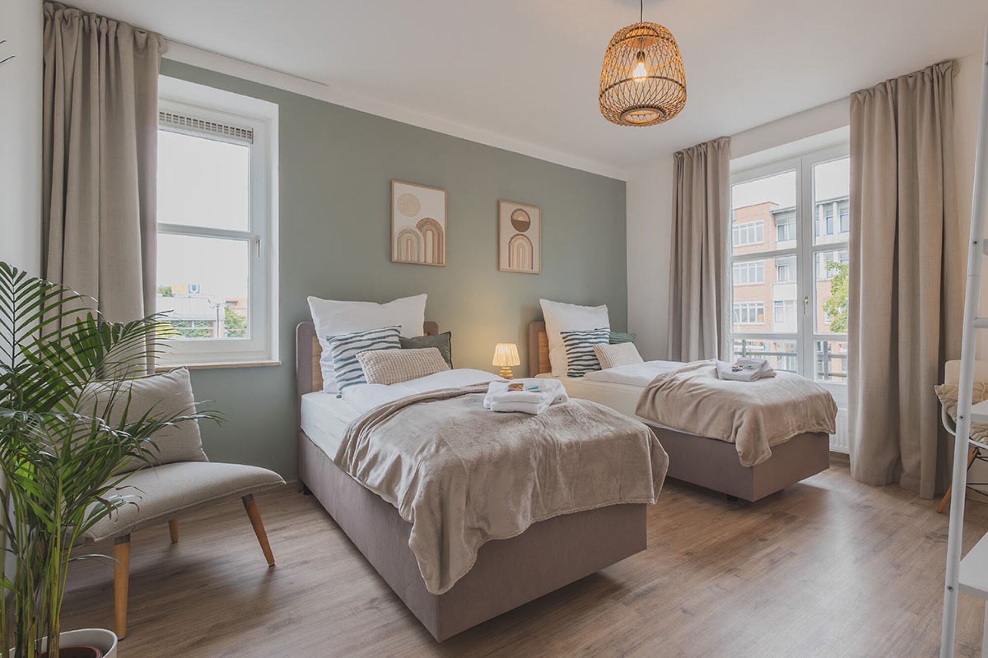 Schlafzimmer 01 mit komfortablem Hotel-Doppelbett. Auf Wunsch kann dies in 2 Einzelbetten gestellt werden.