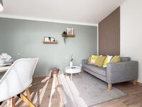 Der Wohn-Essbereich mit Couch, Esstisch und 55 Zoll Smart TV