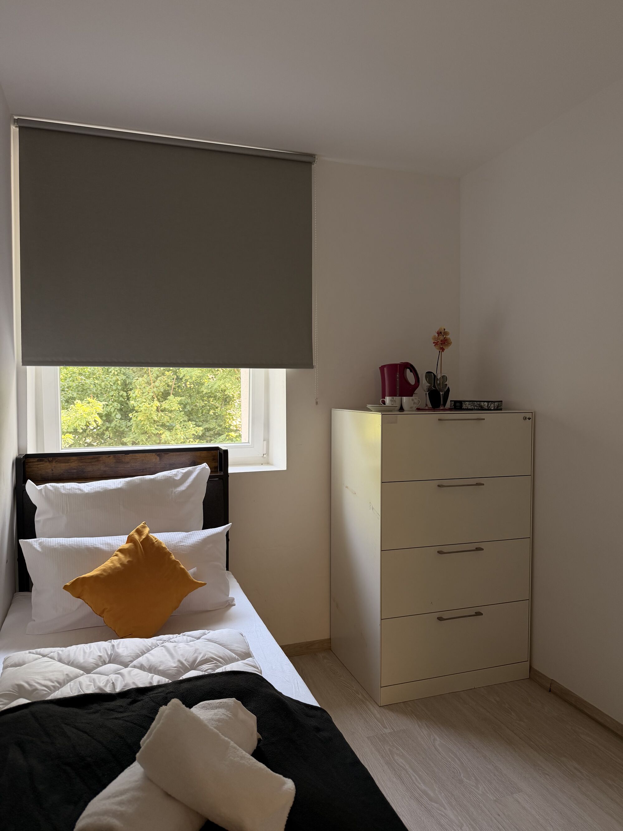 Helles Zimmer mit Einzelbetten