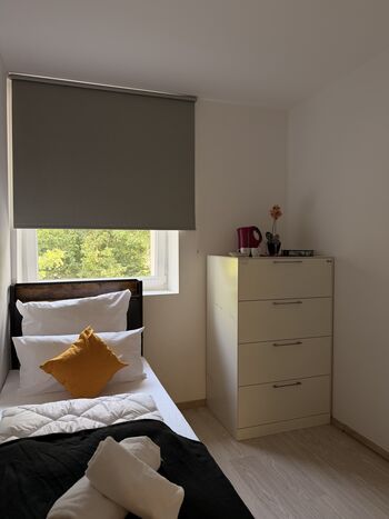 Helles Zimmer mit Einzelbetten