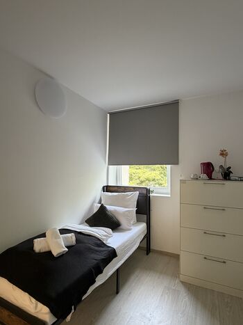 Helles Zimmer mit Einzelbetten