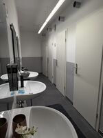Modernes Badezimmer mit Dusche
