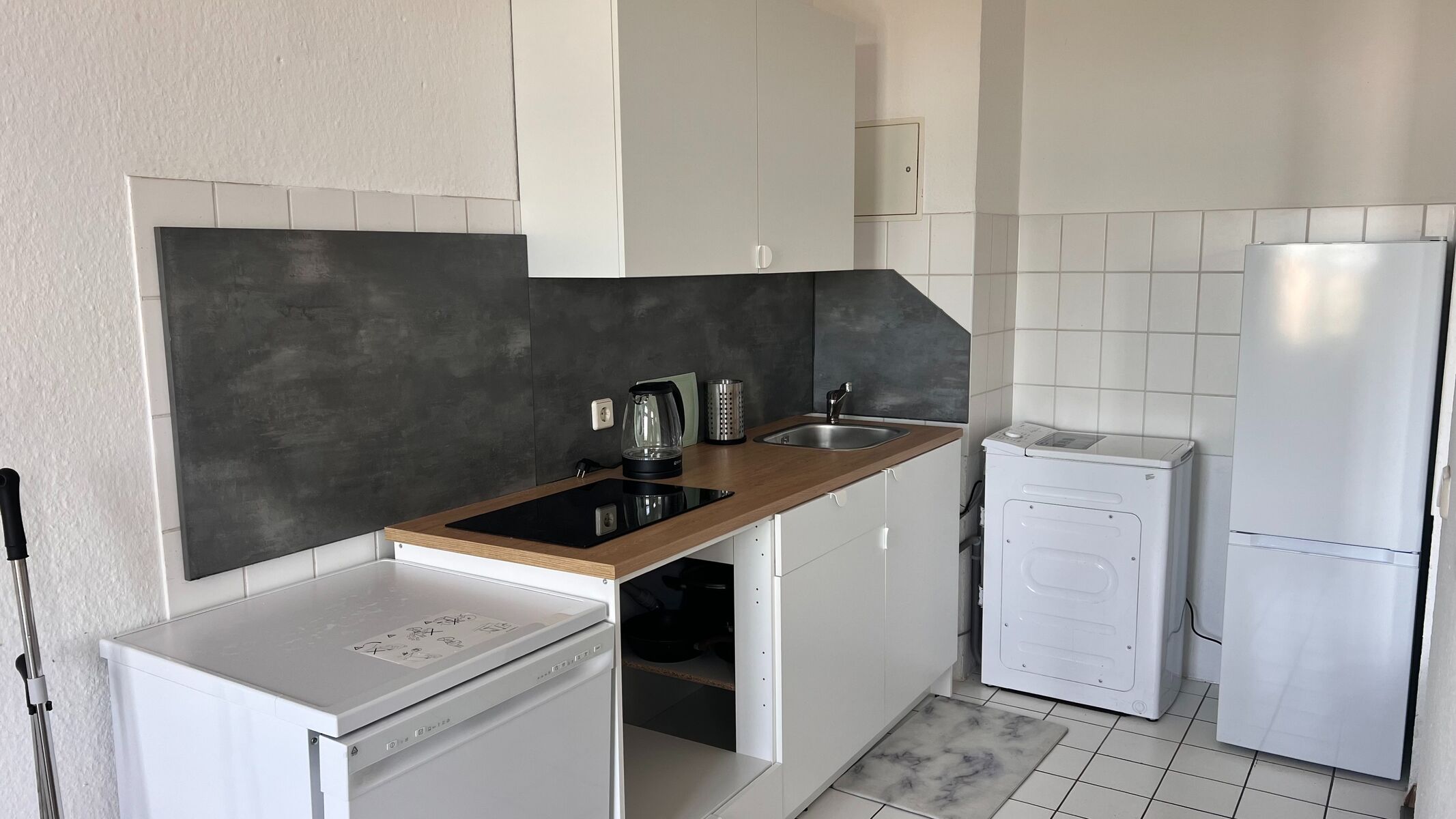 Einbauküche mit Waschmaschine, Spülmaschine, Kühlschrank und Induktionskochfeld