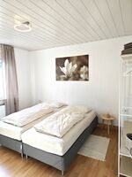 Schlafzimmer mit zwei Einzelbetten