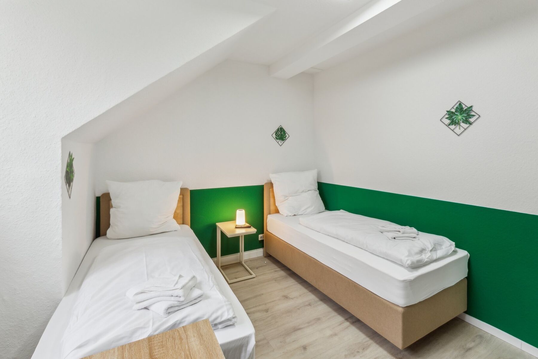 Schlafzimmer mit 2 Hotelbetten