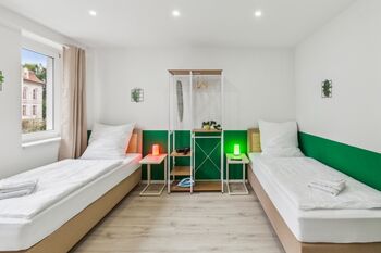 Schlafzimmer mit 2 Hotelbetten