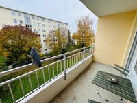 Balkon mit Blick auf einen üppigen Garten, perfekt, um die Aussicht und die Sonnenuntergänge zu genießen. Dieser Balkon ist mit Schlafzimmer 3 verbunden