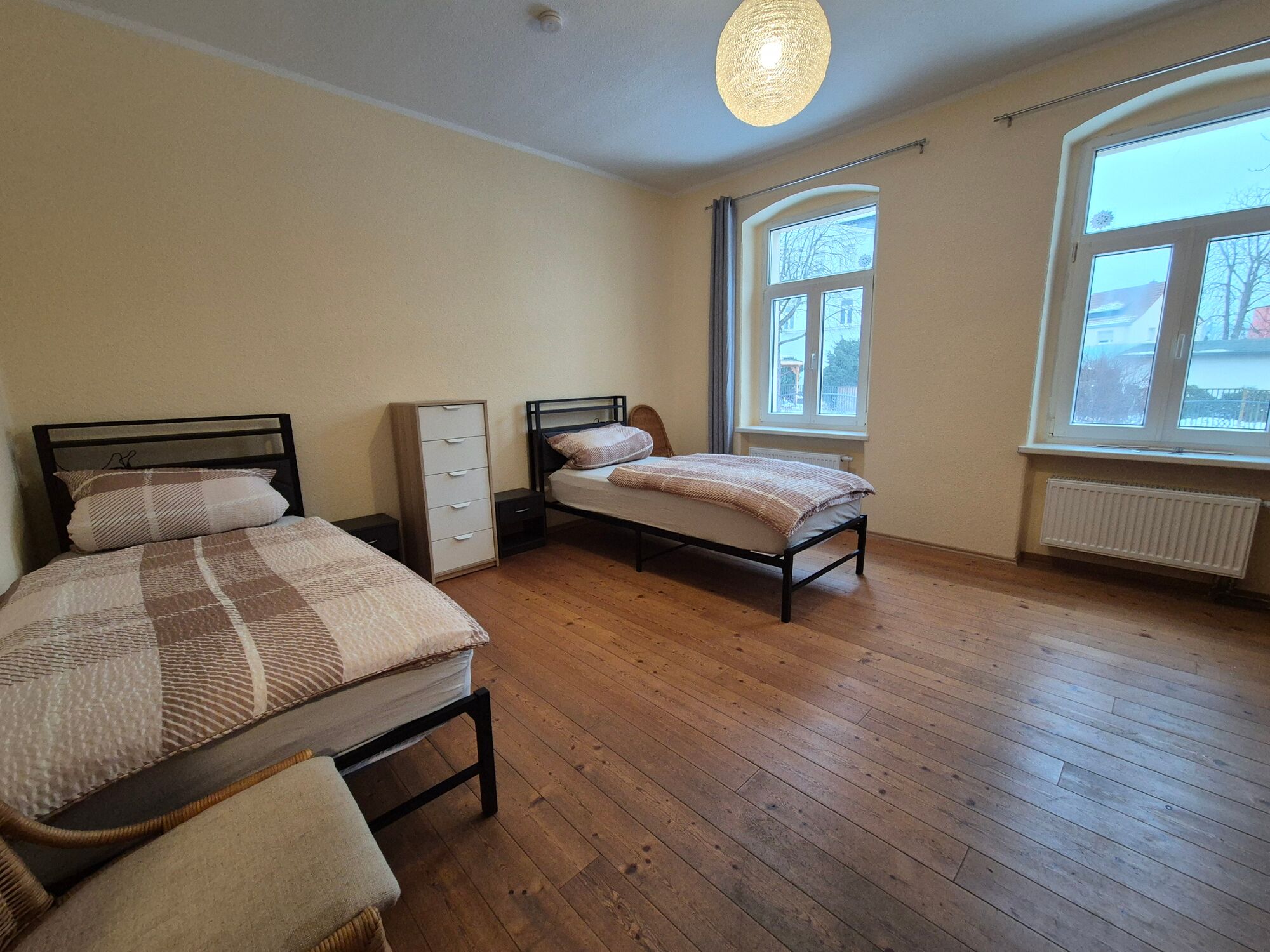 großes Schlafzimmer 2 Betten mit Nachschrank