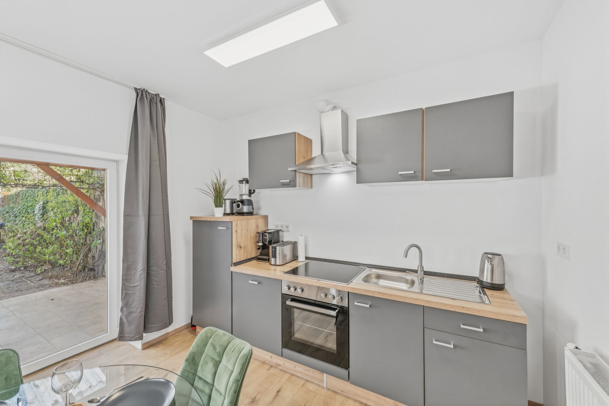 Vollausgestattete Küche mit Backofen & Dunstabzug – selbst kochen spart Kosten