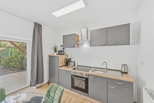 Vollausgestattete Küche mit Backofen & Dunstabzug – selbst kochen spart Kosten