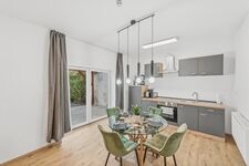 Lichtdurchflutetes Wohnzimmer mit direktem Gartenzugang – entspannen nach dem Einsatz