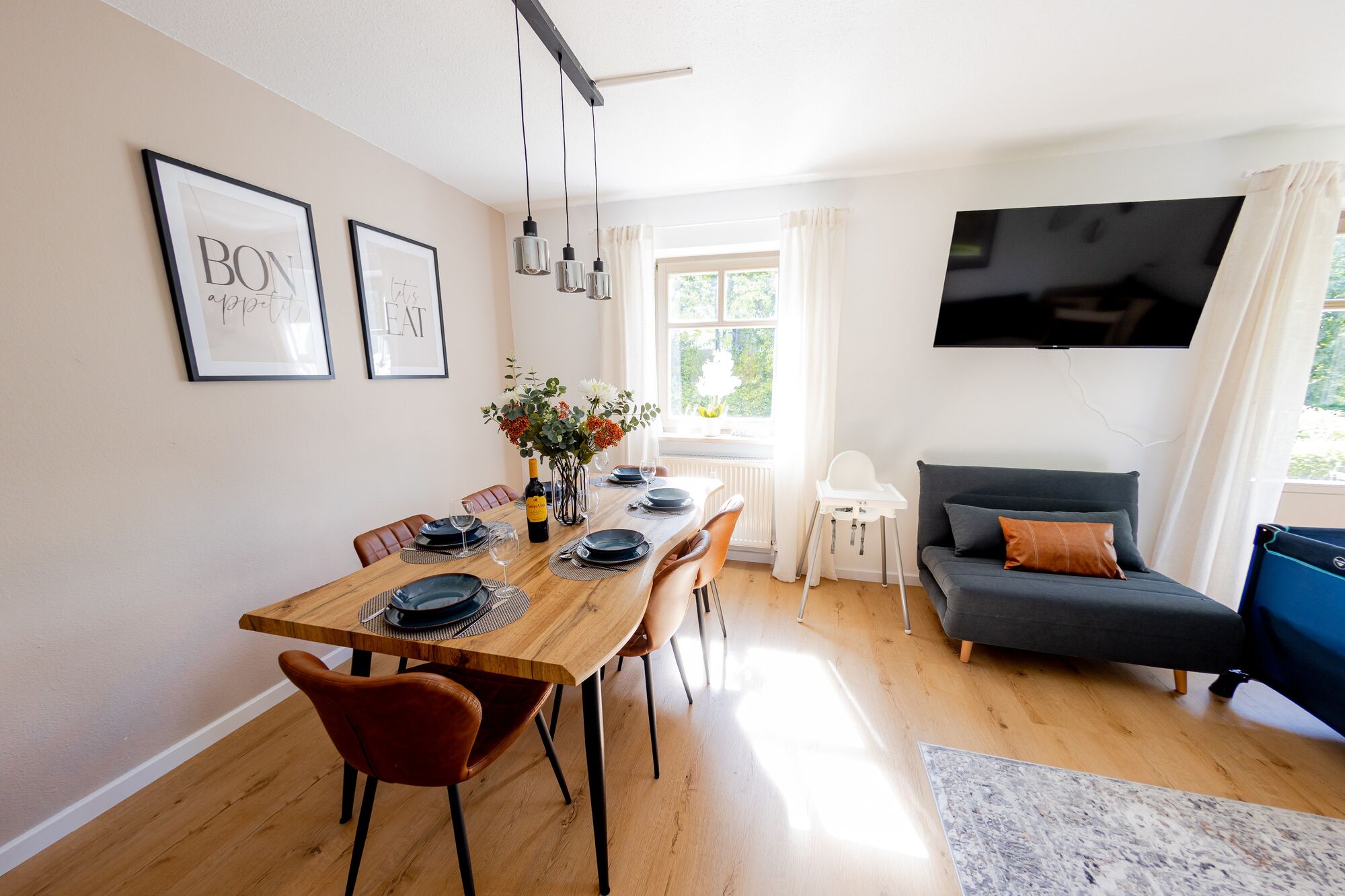 Esstisch und Wohnzimmer mit TV
