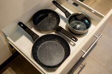 Pfannen und Töpfe