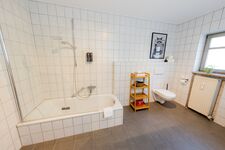 Badezimmer mit WC Dusche und Waschmaschine