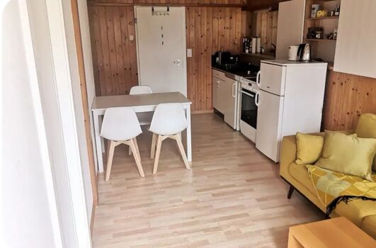 Esstisch, Küche, Türe zum Bad