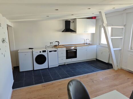 Neu saniertes Penthouse Apartment mit offener Wohnküche Bild 5