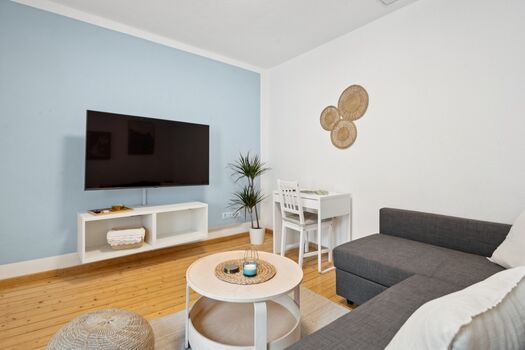 Wohnzimmer oben mit Netflix und Magenta TV und Schlafcouch