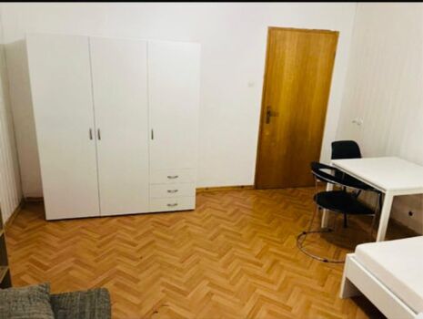 Zimmer nahe Daimler in Stuttgart-Untertürkheim Bild 3