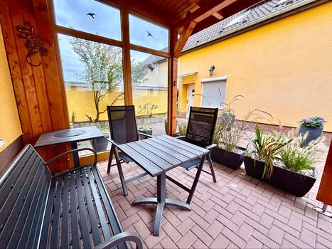 überdachte Terrasse mit Sitzecke
