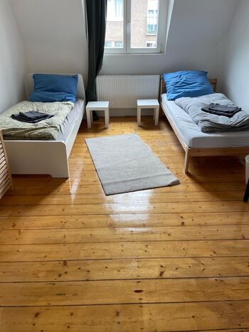 Schlafzimmer mit zwei Einzelbetten