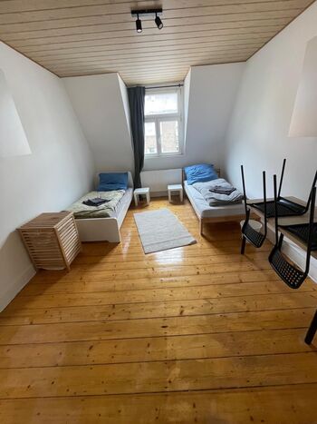 Schlafzimmer mit zwei Einzelbetten