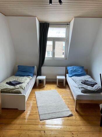 Schlafzimmer mit zwei Einzelbetten