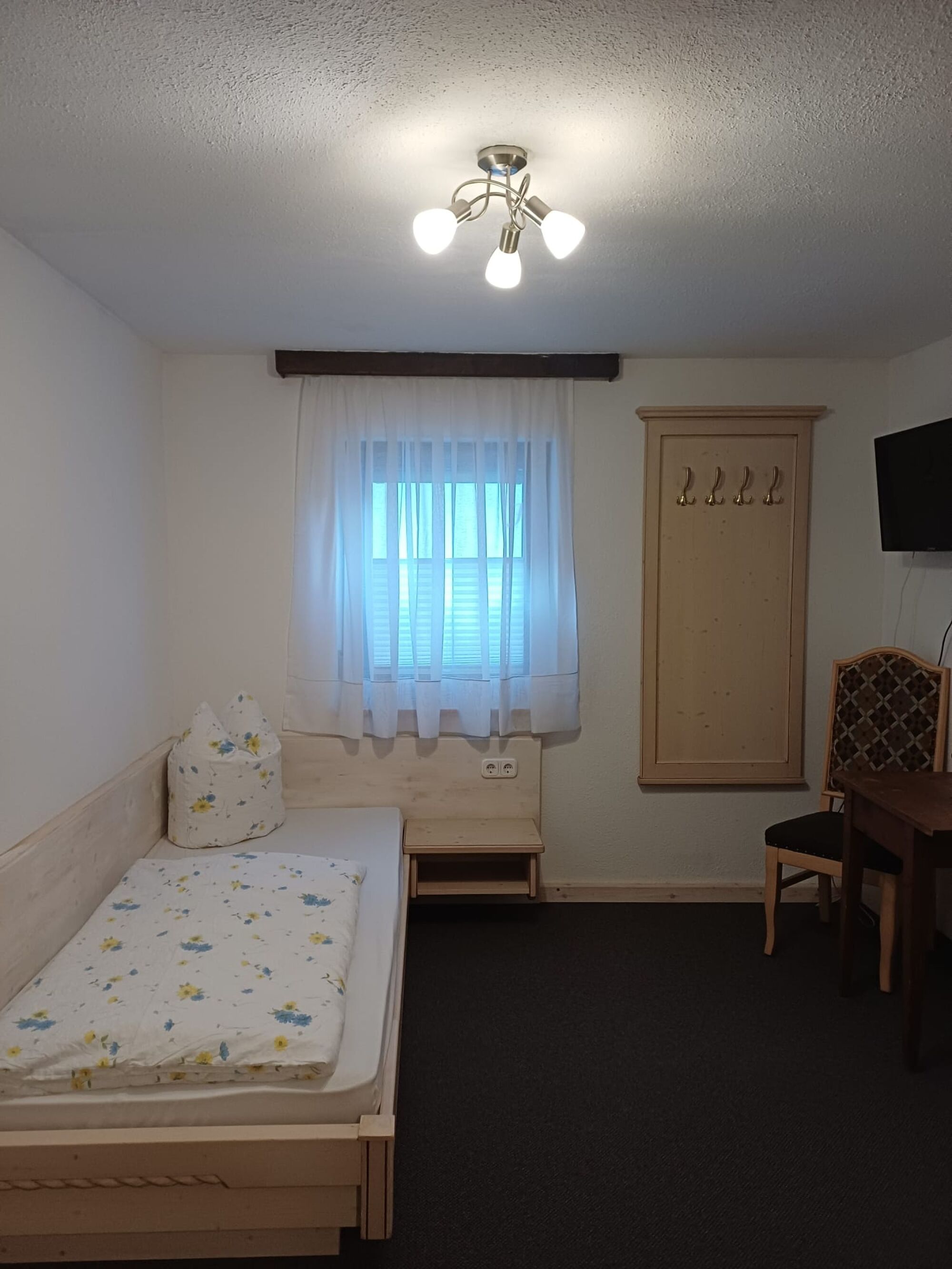 Einfaches Einzelzimmer im Erdgeschoss