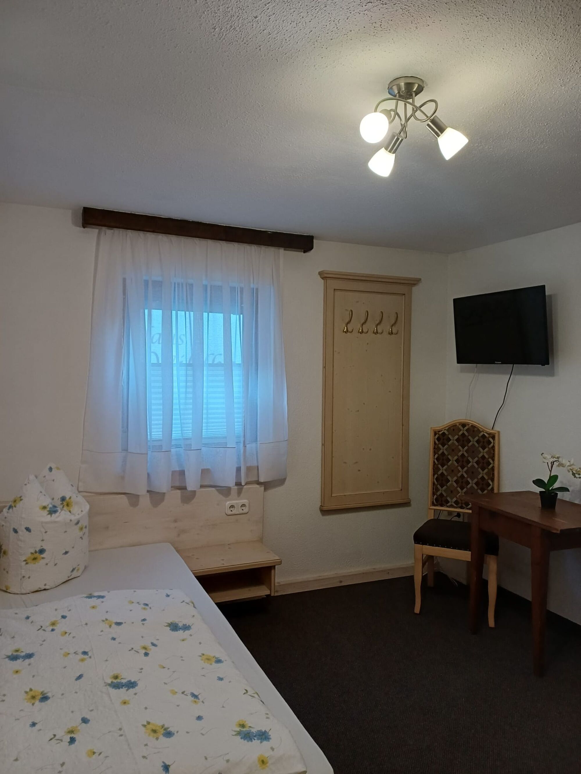 Einfaches Einzelzimmer im Erdgeschoss