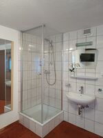 Dusche im einfachen Doppelzimmer 