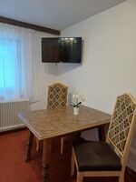 Sitzmöglichkeit im einfachen Doppelzimmer