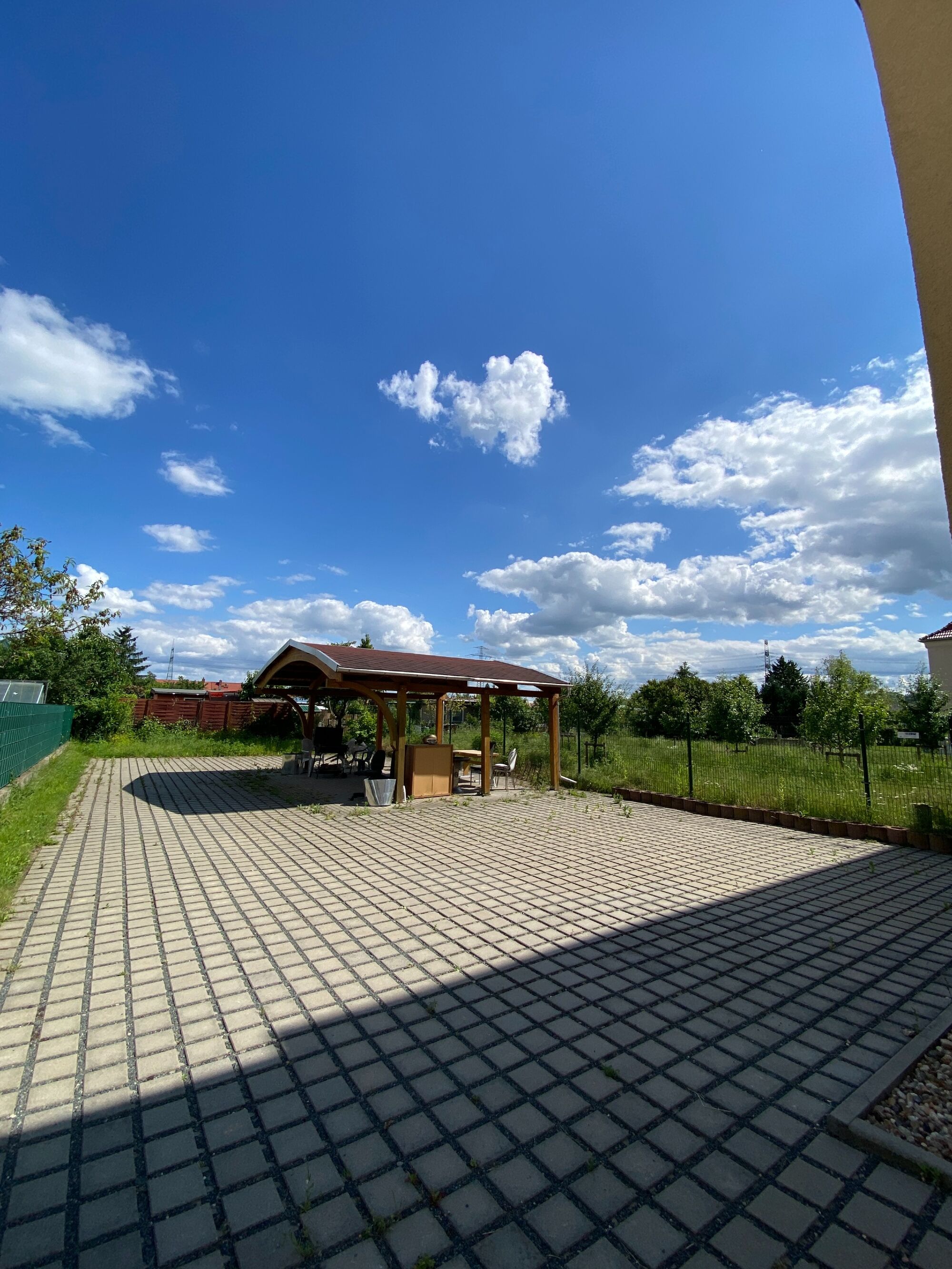 Parkplatz, Carport mit Raucherbereich & Sitzmöglichkeiten