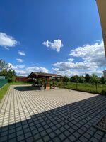 Parkplatz, Carport mit Raucherbereich & Sitzmöglichkeiten