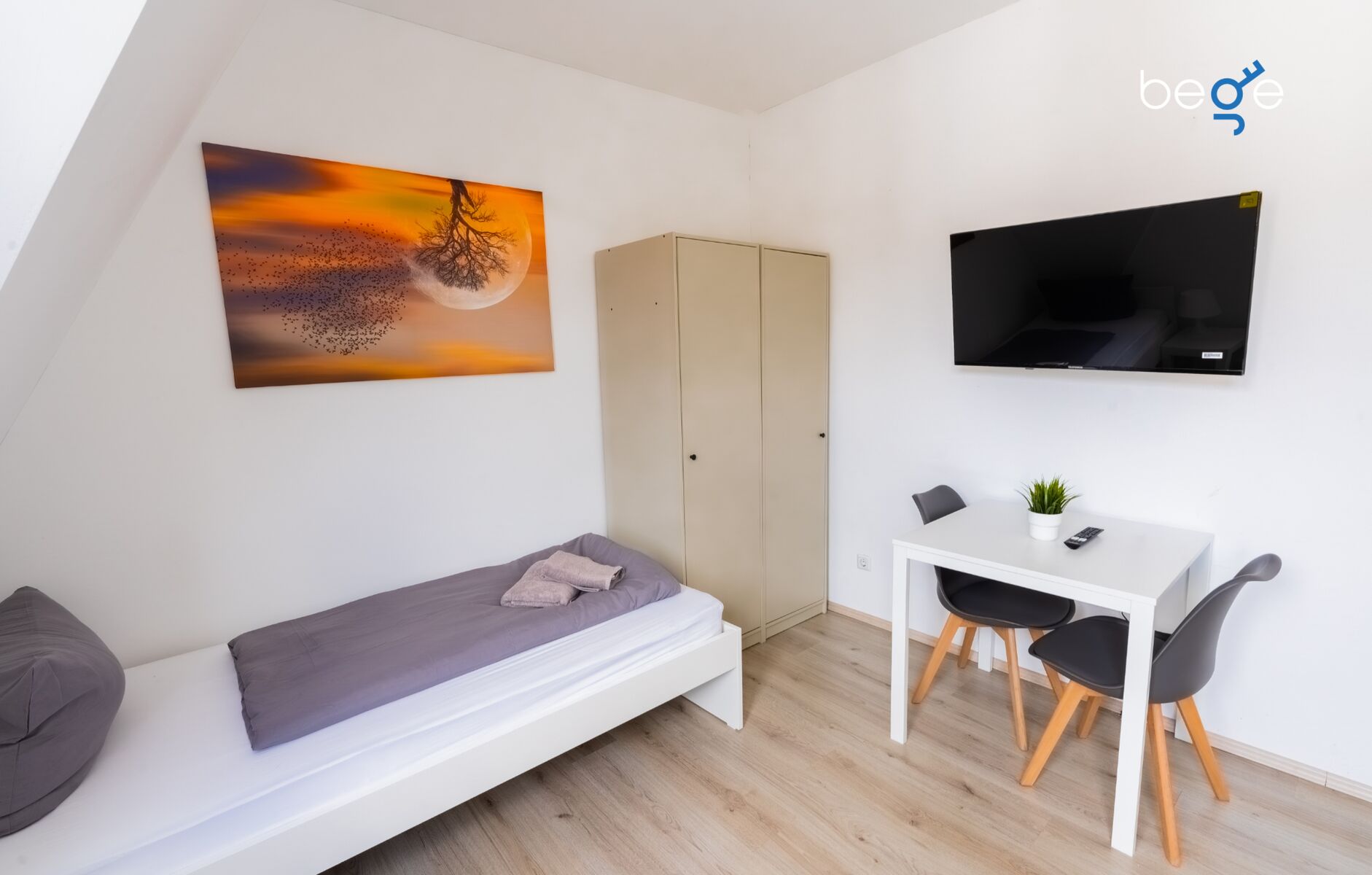 Schlafzimmer 1 mit zwei Einzelbetten, Sitzecke und Smart TV 
