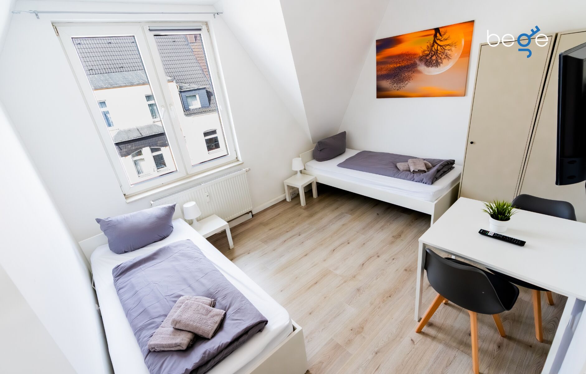 Schlafzimmer 1 mit zwei Einzelbetten, Sitzecke und Smart TV 