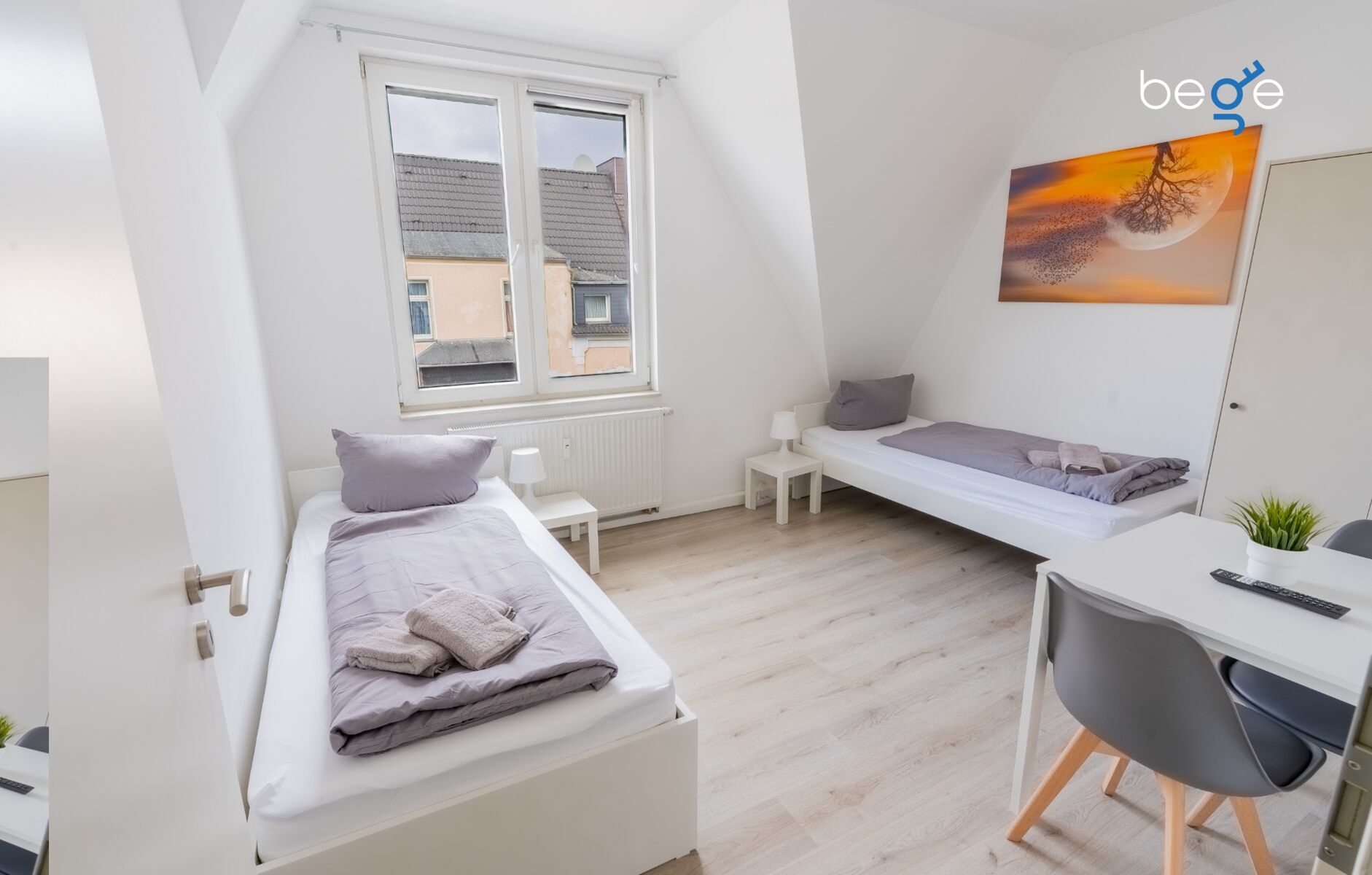 Schlafzimmer 1 mit zwei Einzelbetten, Sitzecke und Smart TV 