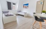 Schlafzimmer 2 mit zwei Einzelbetten, Sitzecke und Smart TV 