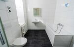Badezimmer mit Dusche und Badewanne