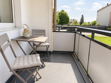 Der Zugang zum Balkon ist über Schlafzimmer 2 möglich und bietet die Möglichkeit auf dem Balkon gemeinsam zu speisen oder auch zu rauchen. Bitte nur auf dem Balkon rauchen, das Rauchen innerhalb des Apartments ist strengstens untersagt. 