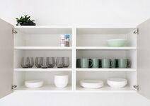 In jedem Oberschrank befinden sich diverse Speiseteller, Tassen, Gläser, kleine Schüsseln und ebenfalls Salatschüsseln für 6. Personen.