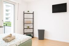 Schlafzimmer2 - Ansicht zum TV, Kleiderregal und Balkontür